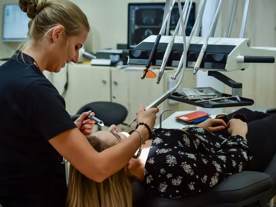 Dentiste prenant en charge un patient au fauteuil
