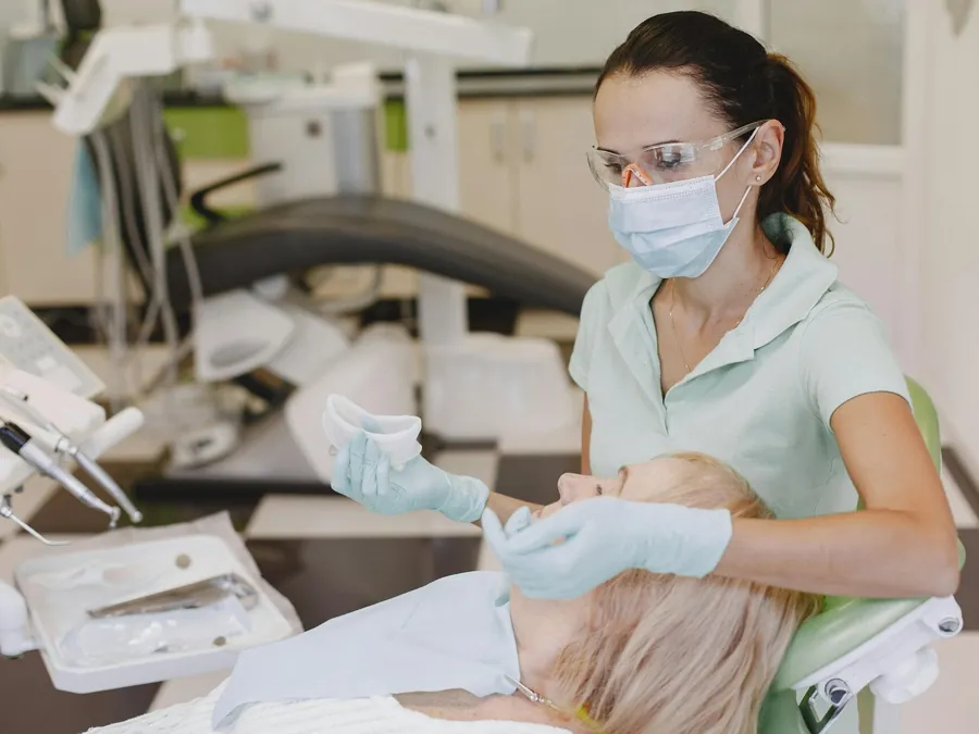 Dentiste pratiquant un détartrage au cabinet