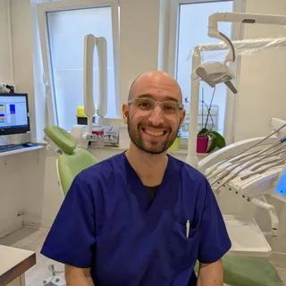 Dr Francisco Santos, dentiste omnipraticien spécialisé en réhabilitation et implants