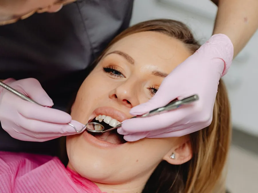 Soin dentaire curatif réalisé par un dentiste
