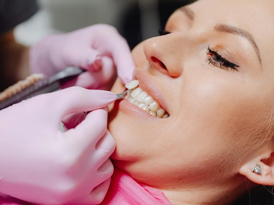 Dentiste réalisant un contrôle dentaire sur une patiente